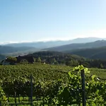 Weingut Schlafgut Genussgut Lorenz *