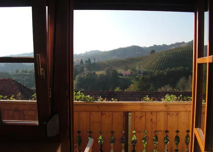 Weingut Schlafgut Genussgut Lorenz Kır Evi *